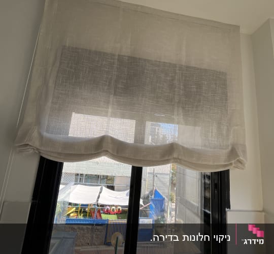 ניקוי חלונות בדירה.